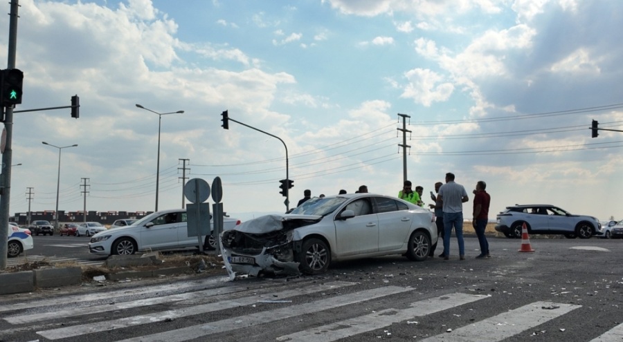 2 otomobil çarpıştı! 4 yaralandı