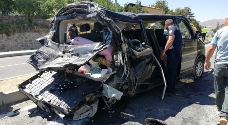 Kamyon, hafif ticari araca çarptı: 2'si ağır, 5 yaralı