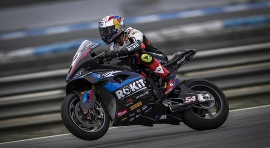 Toprak Razgatlıoğlu, İngiltere'de ilk yarışı birinci bitirdi