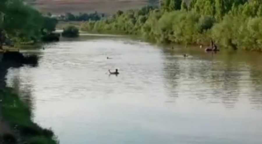 Serinlemek için suya giren 3 çocuktan biri öldü