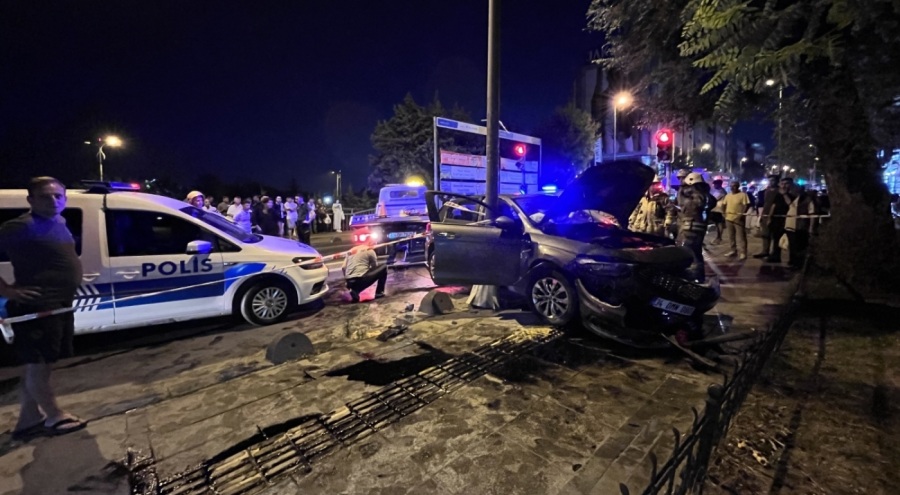 Otomobil sürücüsü önce minibüse, ardından yayaya çarptı