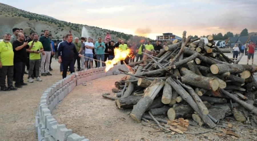 Dev kamp ateşi yakıldı, vali yanma tehlikesi atlattı