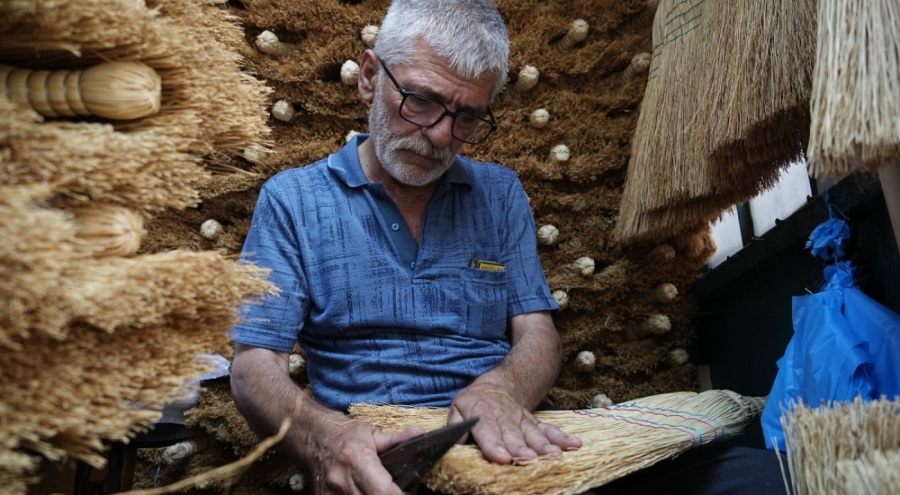Bursa'da 50 yıllık gelenek: "Teknoloji ne kadar ilerlerse ilerlesin çalı süpürgesinin yeri başka"