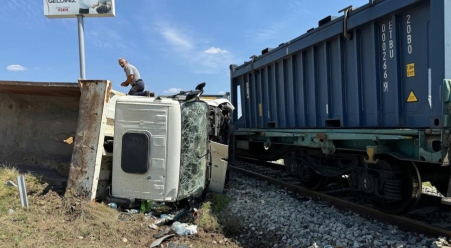 Çankırı'da yük treni ile hafriyat kamyonu çarpıştı