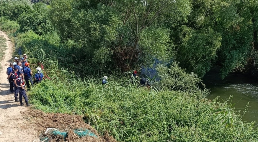 Nehre devrilen otomobildeki 2 kişi hayatını kaybetti