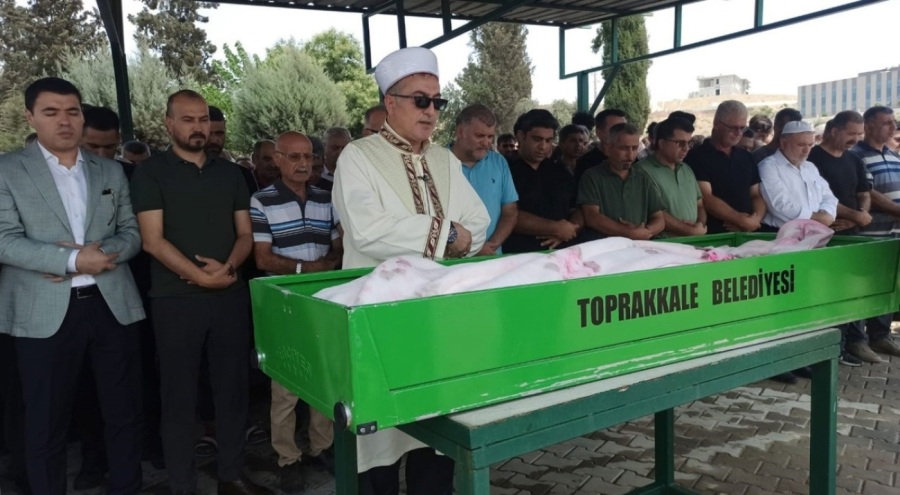 İzmir'de yoldaki akıma kapılarak ölen Özge Ceren, son yolculuğuna uğurlandı