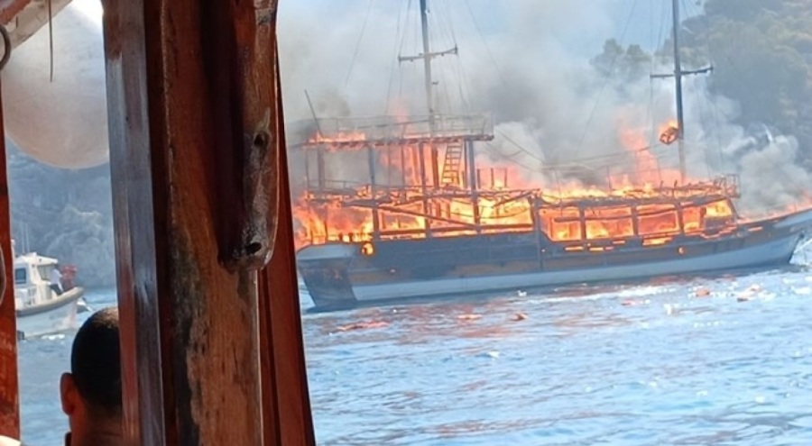 Lüks ahşap gezi teknesi alev alev yandı