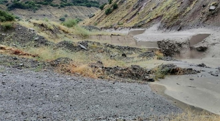 Sel köy yolunun ulaşımını kapadı