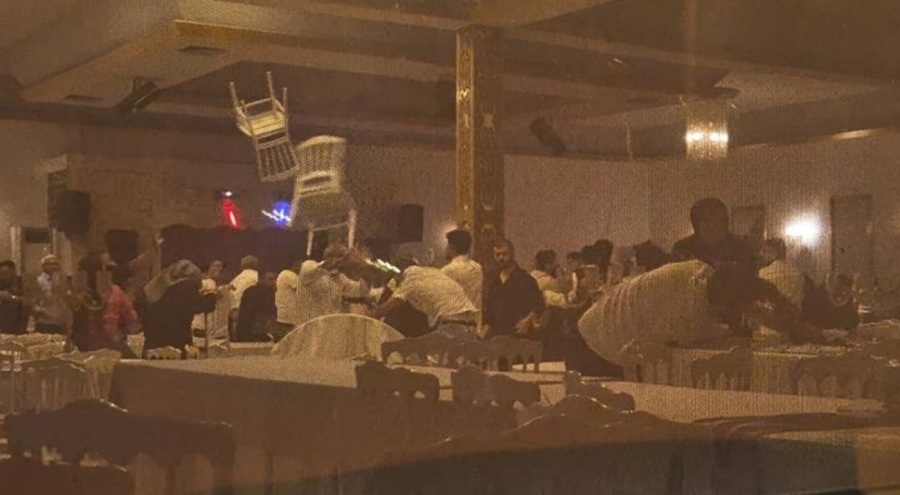 Sandalyeler havada uçuştu!