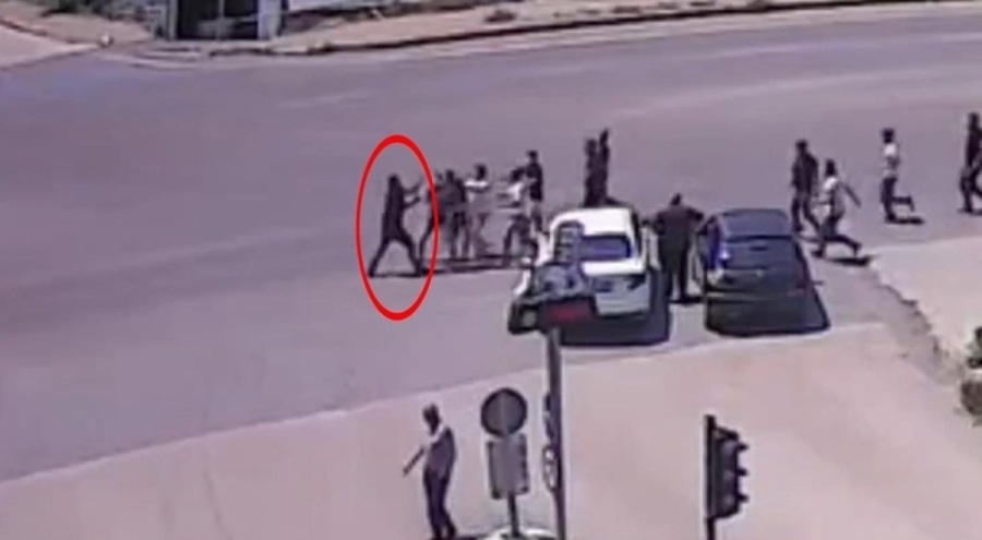 Eşine hakaret eden 3 kişiye yol ortasında dayak