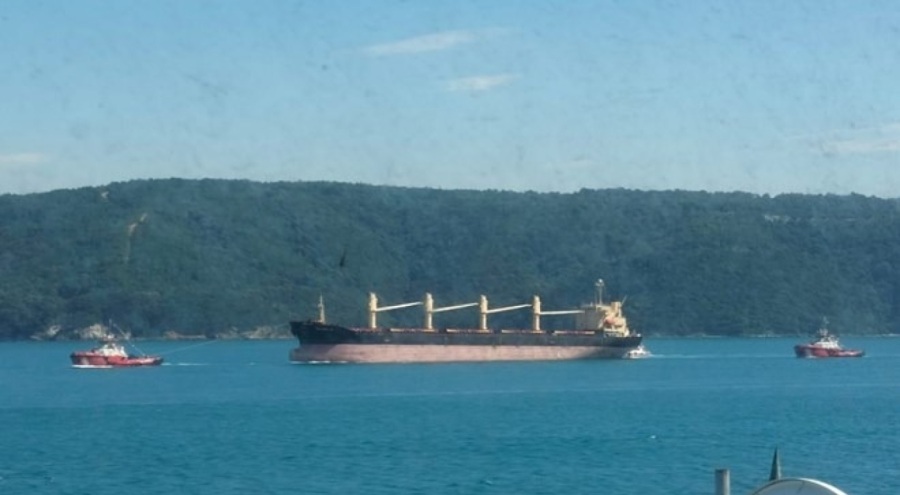 İstanbul Boğazı'nda arızalanan kuru yük gemisi sürüklendi