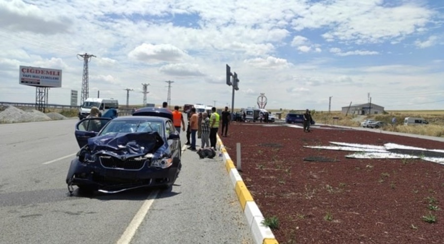 Hafif ticari araç ile otomobil çarpıştı: 7 yaralı