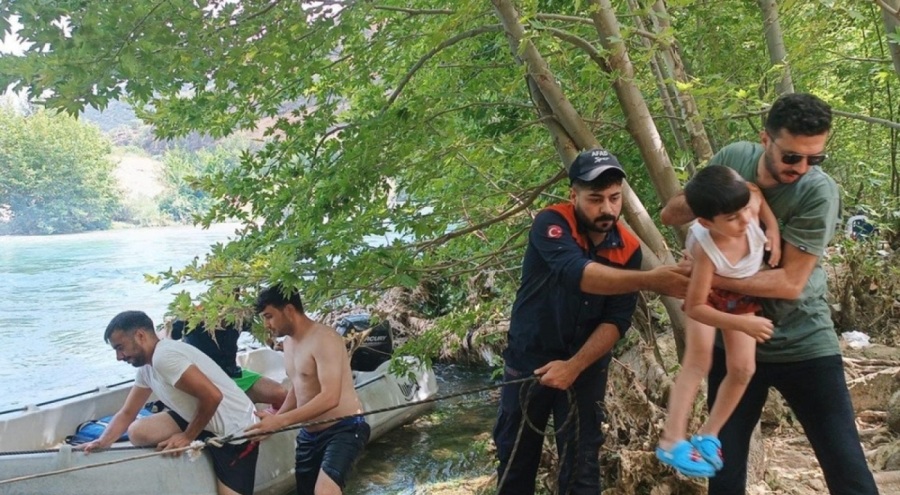 Dicle Nehri'nde mahsur kalan 10 kişilik aile kurtarıldı
