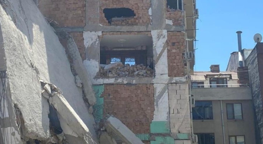 Bina yıkımı sırasında diğer iki bina zarar gördü