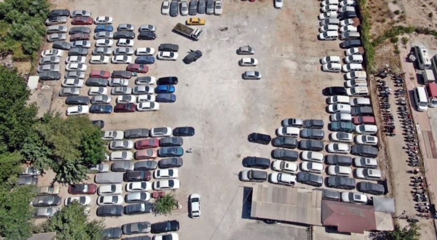 Milyonlarca liralık araçlar çürüyor