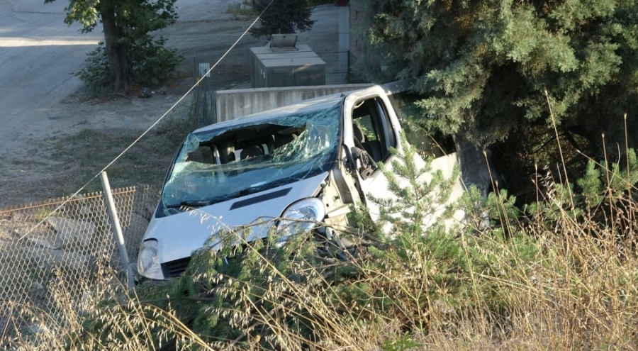 Minibüs şarampole yuvarlandı: Ölü ve yaralılar var