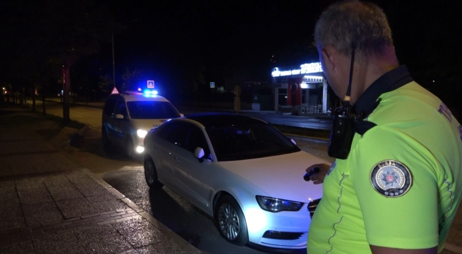 Bursa'da gece boyu denetim! Ters yönden kaçan şüpheliye uyarı ateşi açıldı