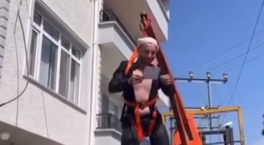 Bursa'da bu kadarı da olmaz dedirtti! Forklifte asıp bahçe hortumu ile yıkadılar