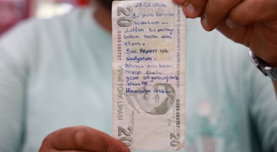 Esnaf şoke oldu! Sadaka olarak verilen paradan aşk notu çıktı