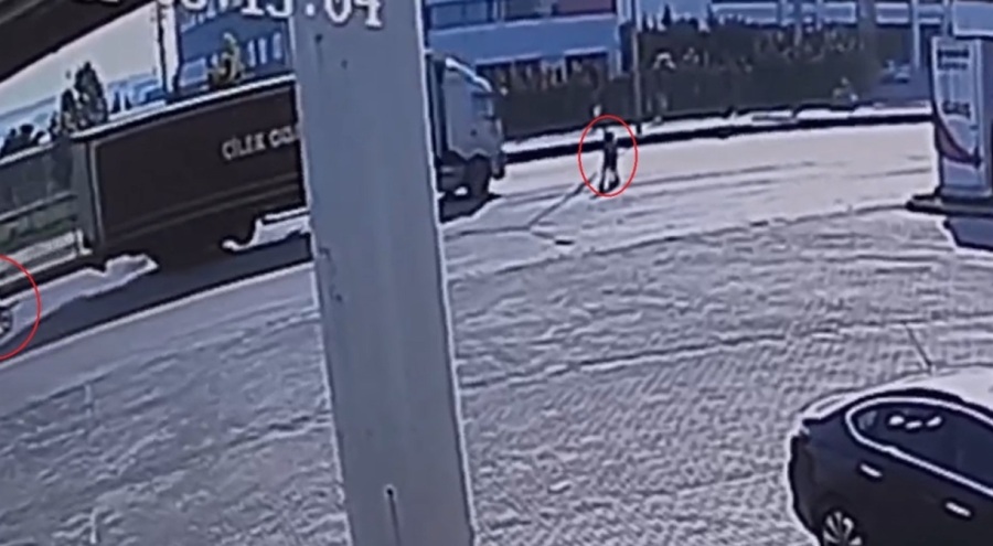 Bursa'da yolun karşısına geçerken motosiklet çarptı! 3 yaralı