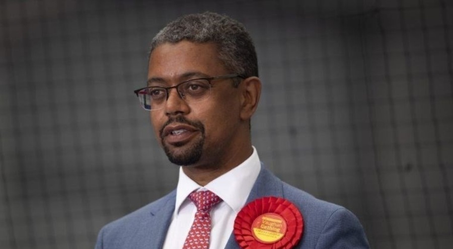 Avrupa'nın ilk siyah başbakanı görevinden istifa etti