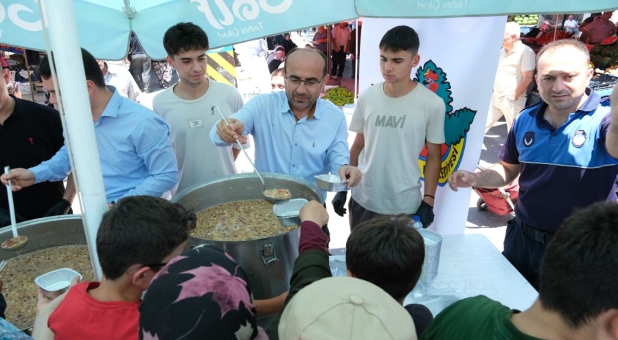 Başkan Tayır, vatandaşlara aşure dağıttı