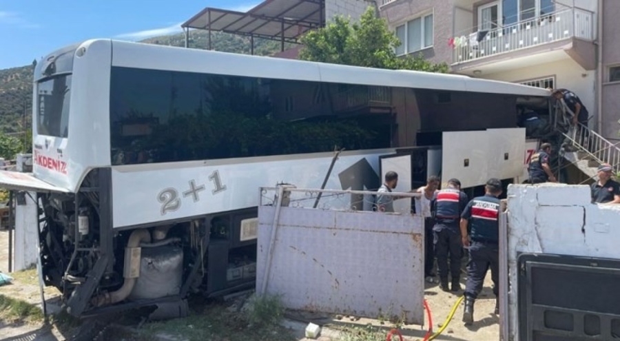Yolcu otobüsü eve girdi! Ölü ve çok sayıda yaralı var