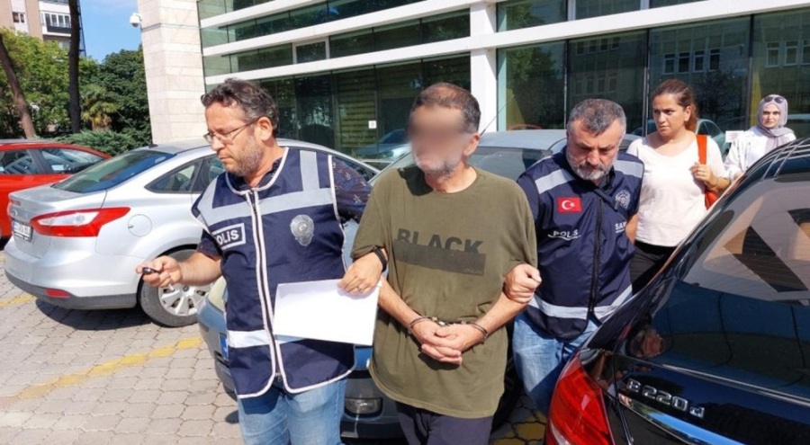 Oğlunun kumar borcundan dolayı bunalıma giren şahıs, eşini bıçaklayarak ağır yaraladı