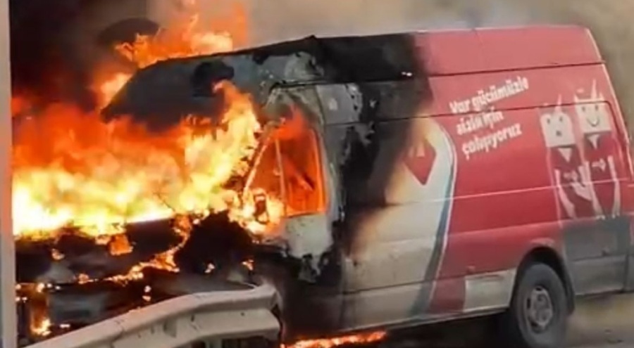 Bursa'da, bariyerlere çarpan kargo taşıyan minibüs cayır cayır yandı