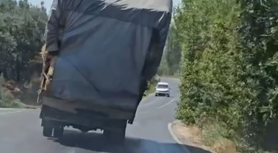 Bursa'da aşırı yükle seyreden kamyonet devrilme tehlikesi yaşadı