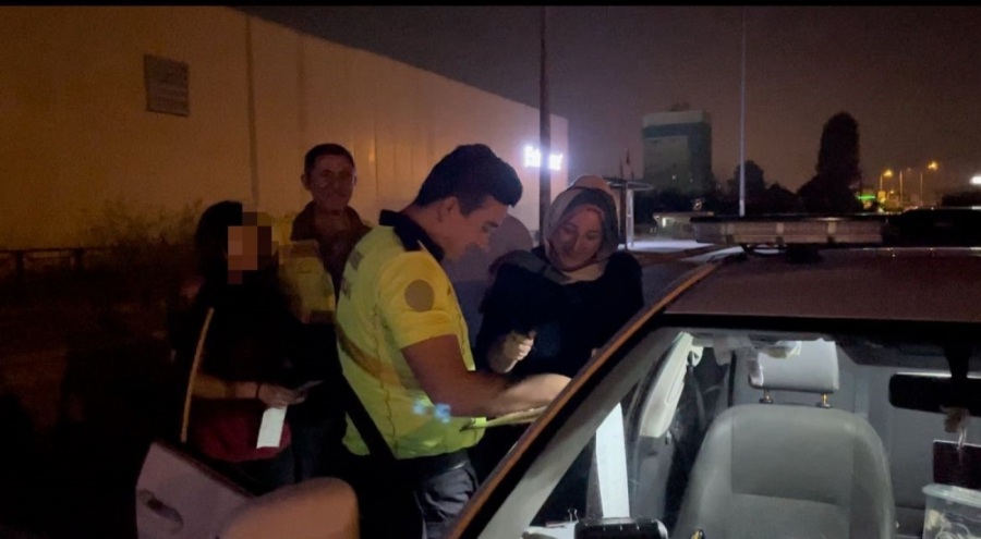 Bursa'da alkollü baba 17 yaşındaki kızını direksiyona geçirdi!