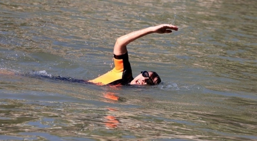 Paris Belediye Başkanı Sen Nehri'nde yüzdü!