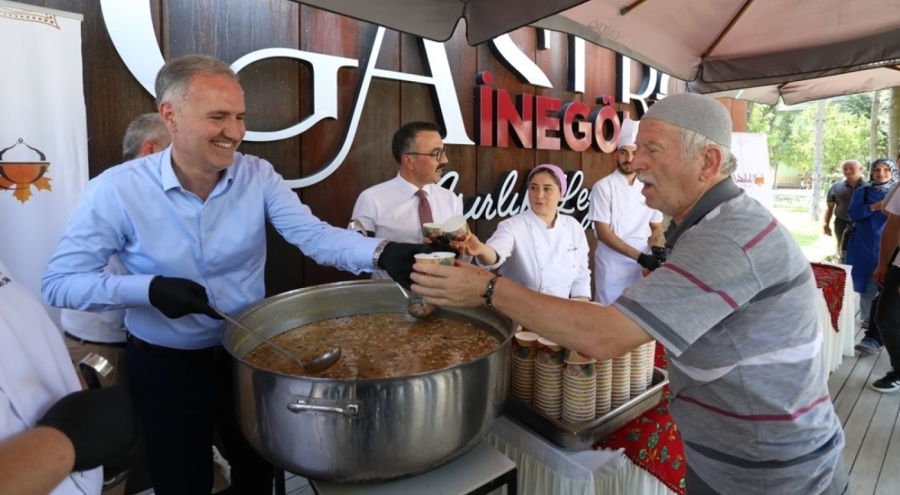 İnegöl'de aşure dağıtıldı