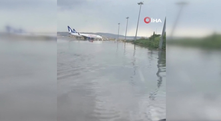 Ankara'da sağanak sonrası Esenboğa Havalimanı göle döndü