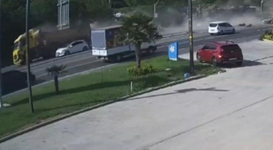 Trafik ışıklarında bekleyen araçları biçti