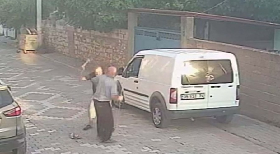 Fırın çalışanından yaşlı adama dayak! Sokakta bayat ekmekleri topluyordu