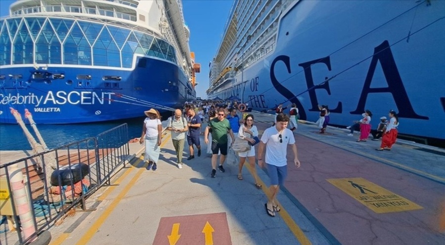 8 bin turist 3 kruvaziyerle Kuşadası'na geldi
