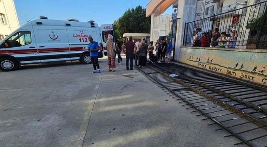 Okul bahçe kapısı çocuğun üzerine düştü