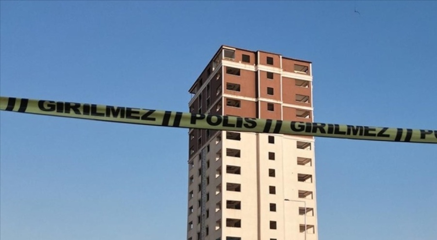 Şanlıurfa'da 17 katlı ağır hasarlı bina yıkıldı