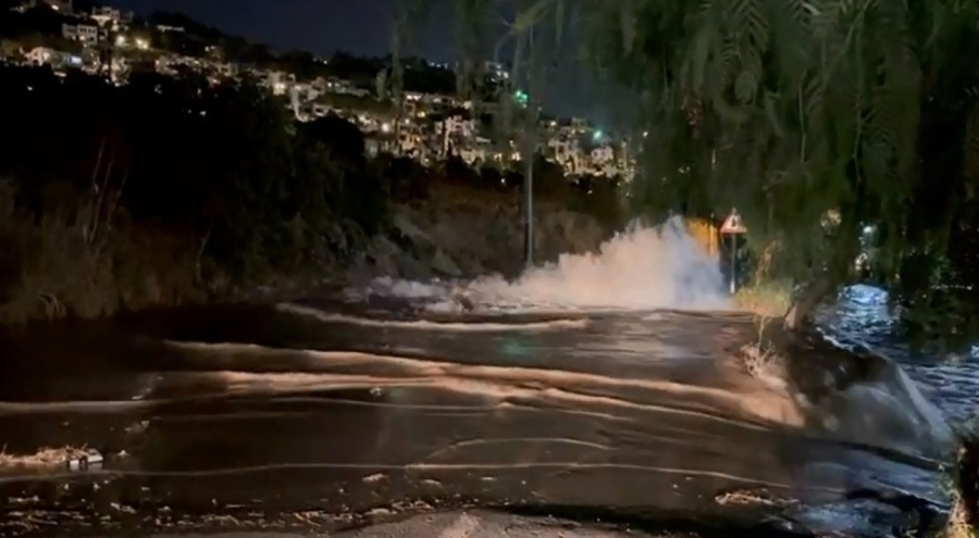 İçme suyu isale hattı patladı! Yol çöktü