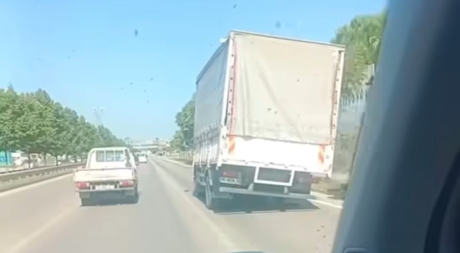 Bursa'da yan giden kamyon yürekleri ağza getirdi