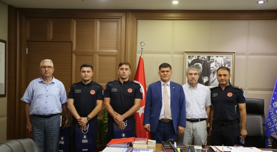Büyükşehir, 'can dostu' kurtaran itfaiye personeline teşekkür etti