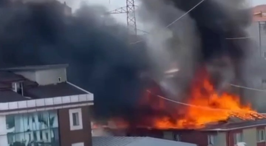 Evin çatısı alev alev yandı