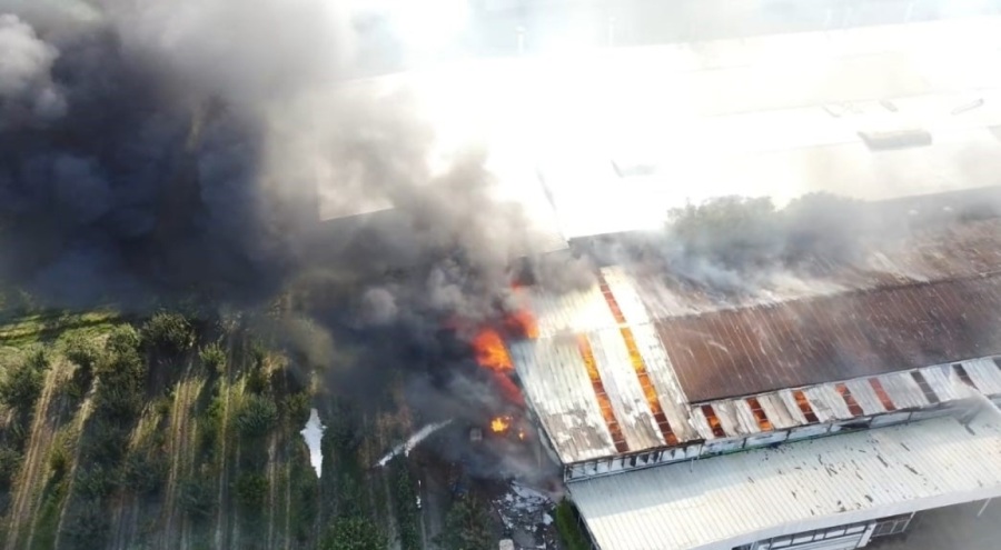 Bursa'da sandalye fabrikasındaki yangının boyutu dron ile görüntülendi