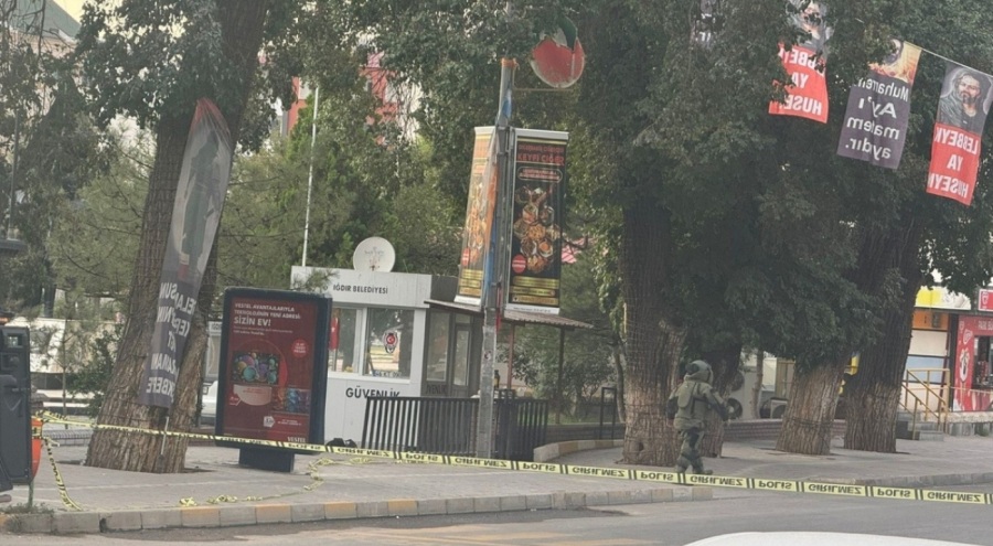 Şüpheli çanta paniği! Fünye ile patlatıldı