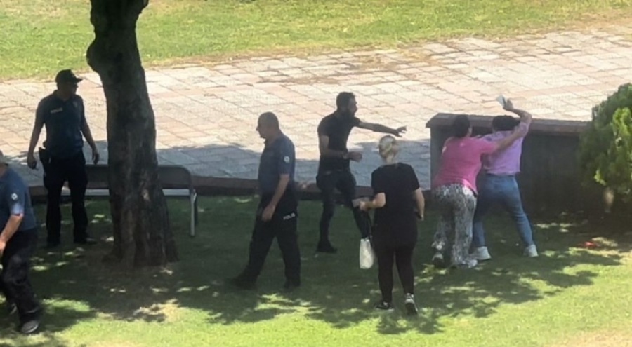 Valilik önünde dehşet! Eşini yere yatırıp boğmaya çalıştı!