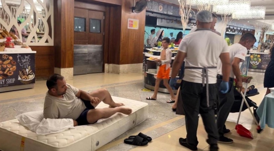 Kliması onarılmayınca yatağını otel yemekhanesine taşıdı