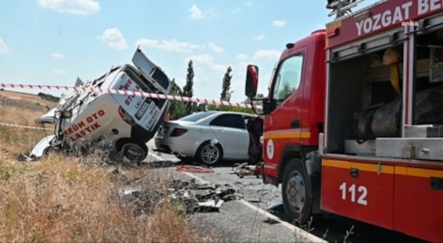 İki araç kafa kafaya çarpıştı: 3 ölü