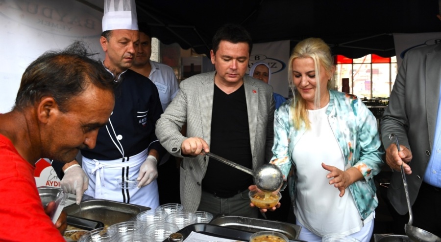 Bursa Osmangazi Belediye Başkanı Aydın, aşure dağıttı
