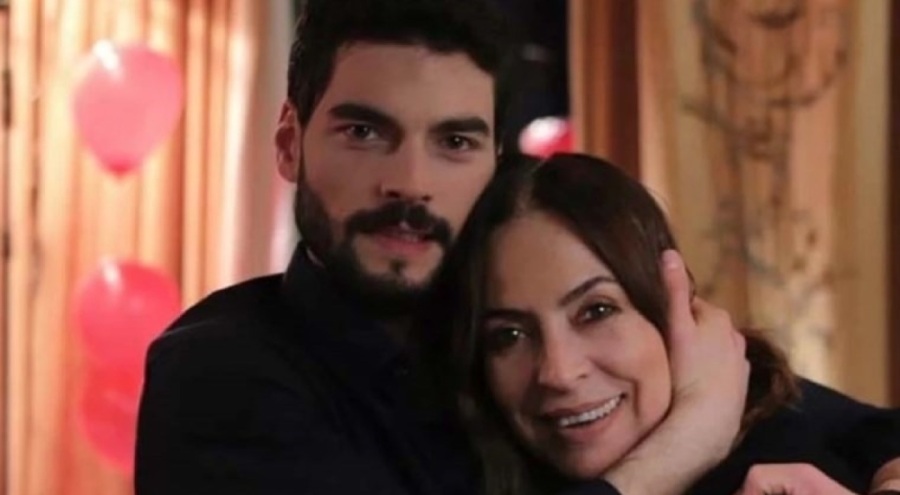 Ünlü oyuncu Akın Akınözü annesini kaybetti